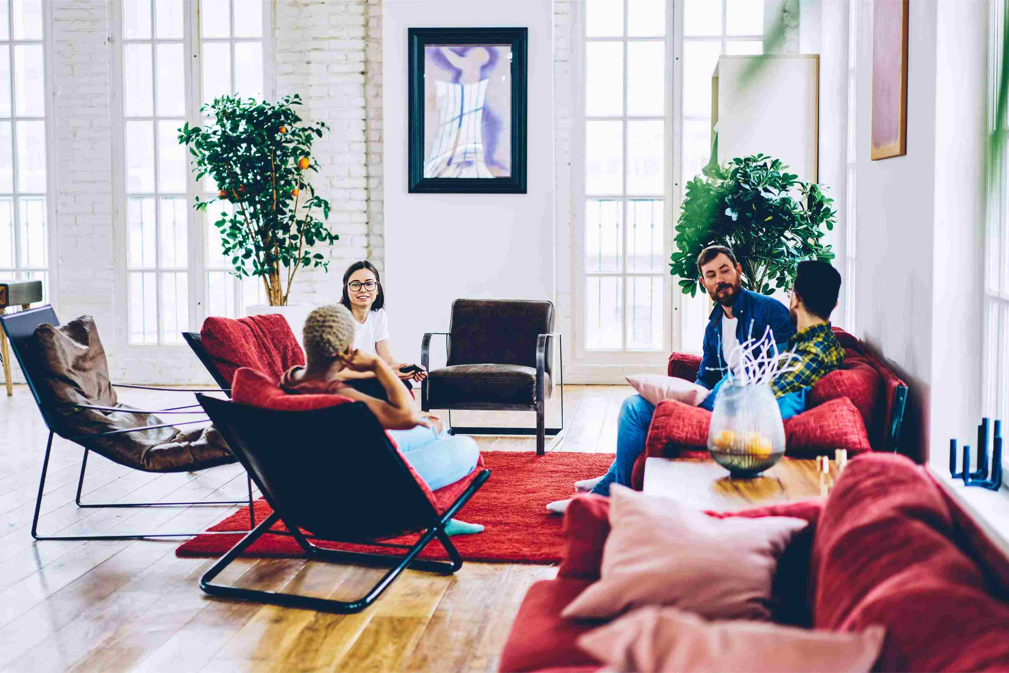 des collègues qui parlent d'événements professionnels