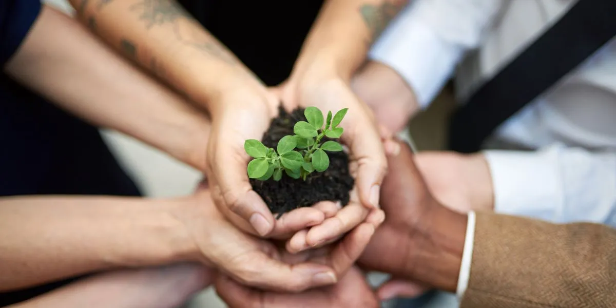 Image composite des mains d'un groupe diversifié de personnes